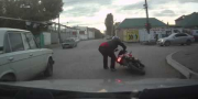 Пьяный мотоциклист пытается ехать